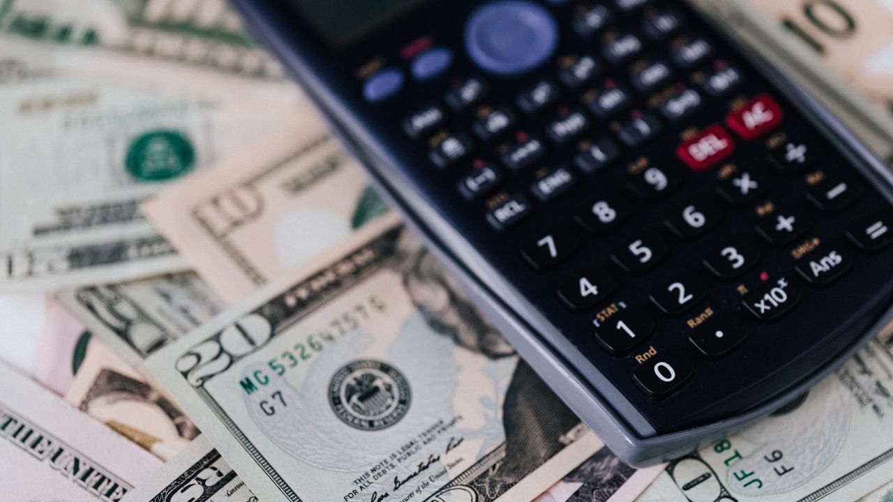 High-Yield Savings Account vs Regular Savings: APY, Fees, Access and Deposit Insurance