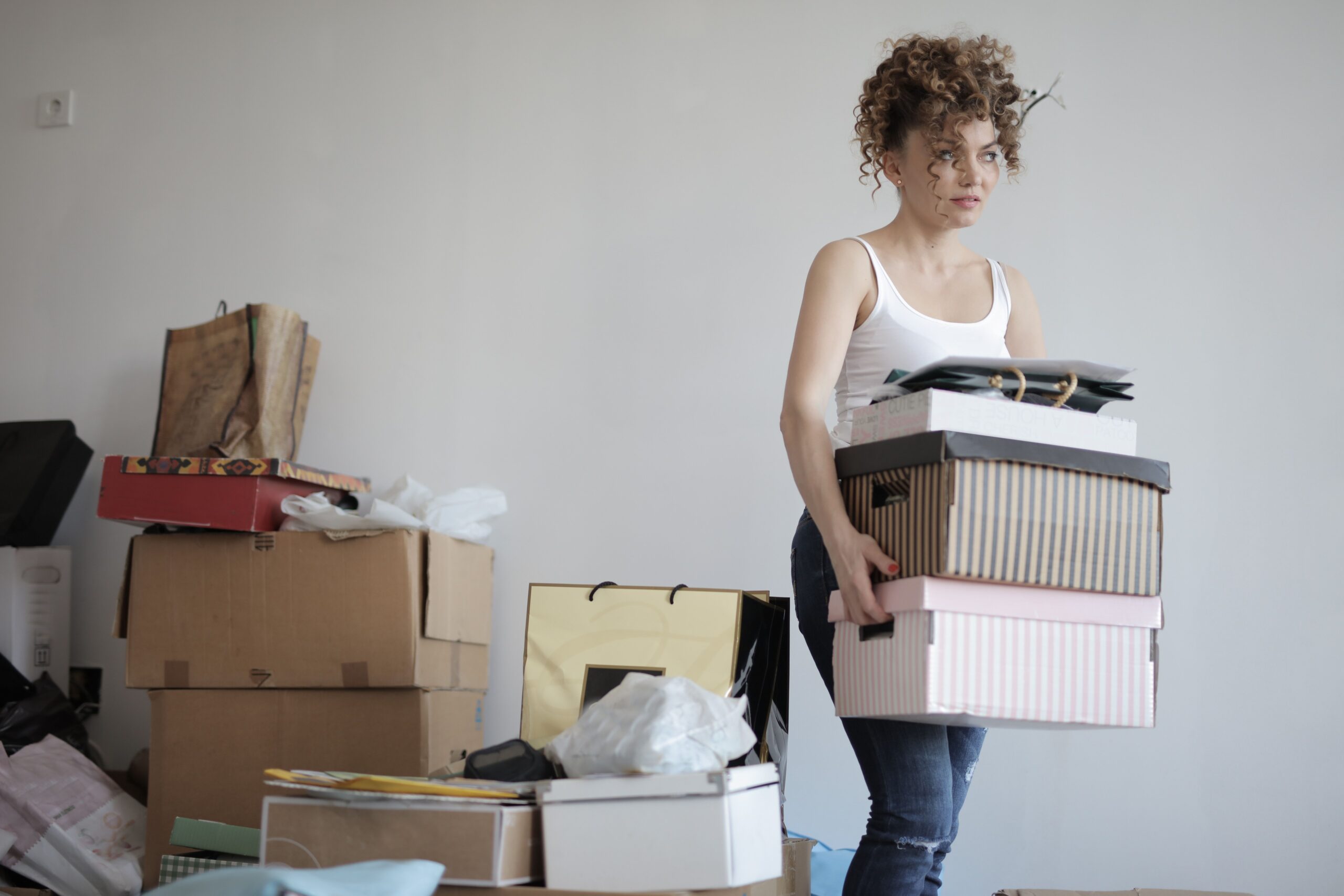 Decluttering a home before moving and packing fewer boxes